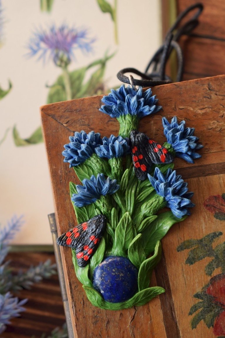 项链上雕刻有矢车菊、蝴蝶、六斑蝴蝶和青金石（Naszyjnik z rzeźbą chabrów, motyla kraśnik sześcioplamek i lapis lazuli）