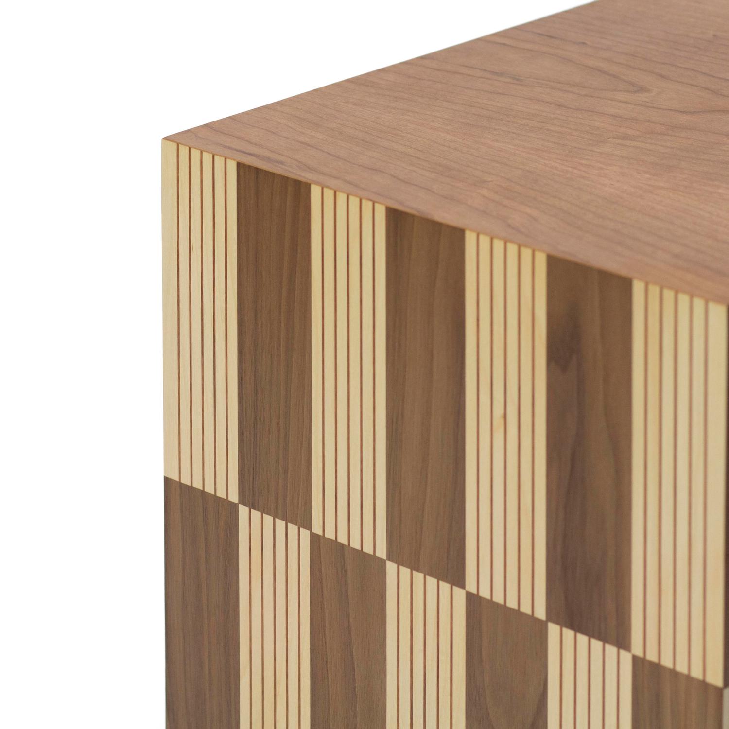 延展式胡桃木格纹咖啡桌（Coffee Table in Stretched Walnut Check）
