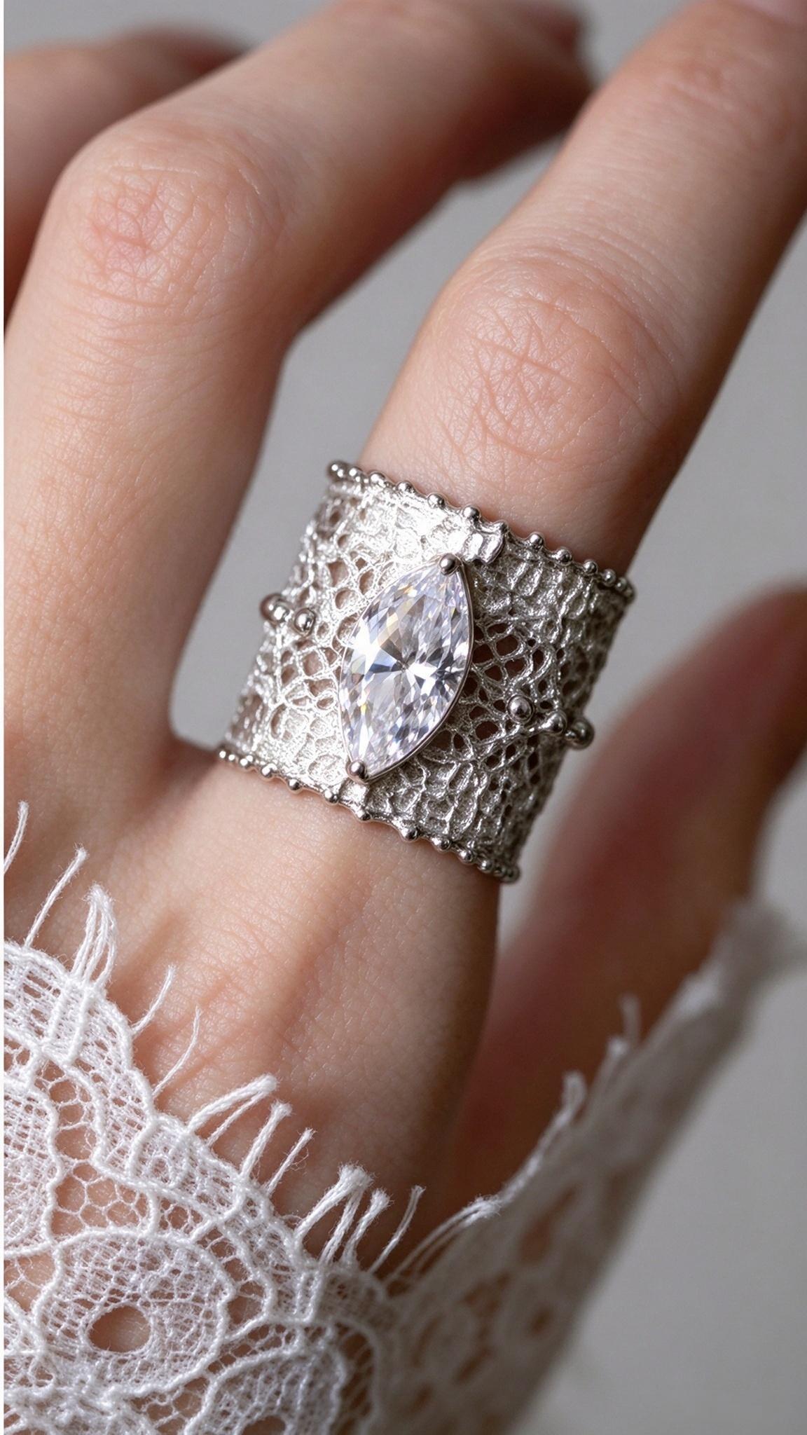 蕾丝马眼形戒指（Lace marquise ring）